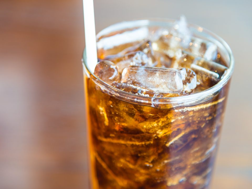 hielo en la bebida
